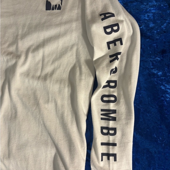 Abercrombie and Fitch Kids 15/16 - Woman’s Size Small Moose and Sleeve Graphic - Picture 3 of 5